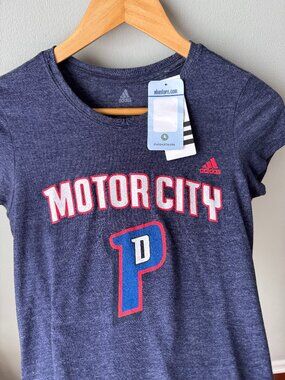 Detroit Pistons Adidas Basketball Tshirt XS Heather Navy